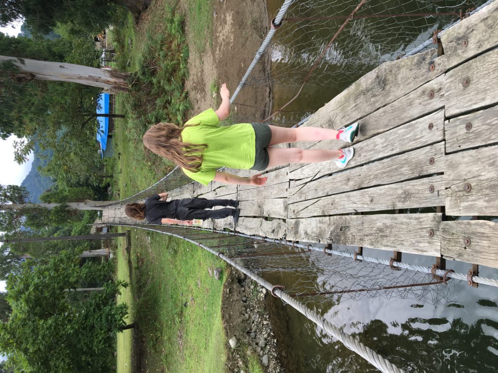 Kinder gehen auf Hängebrücke