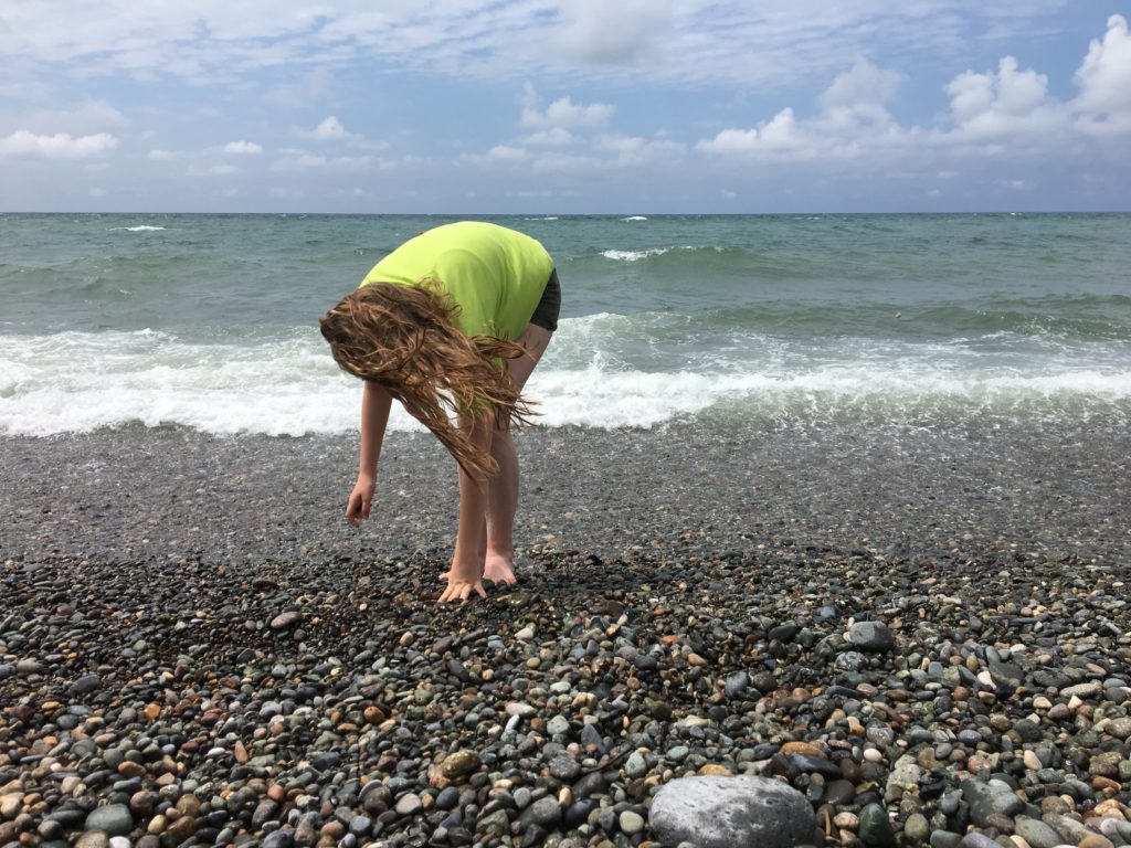 Steine sammeln am Strand
